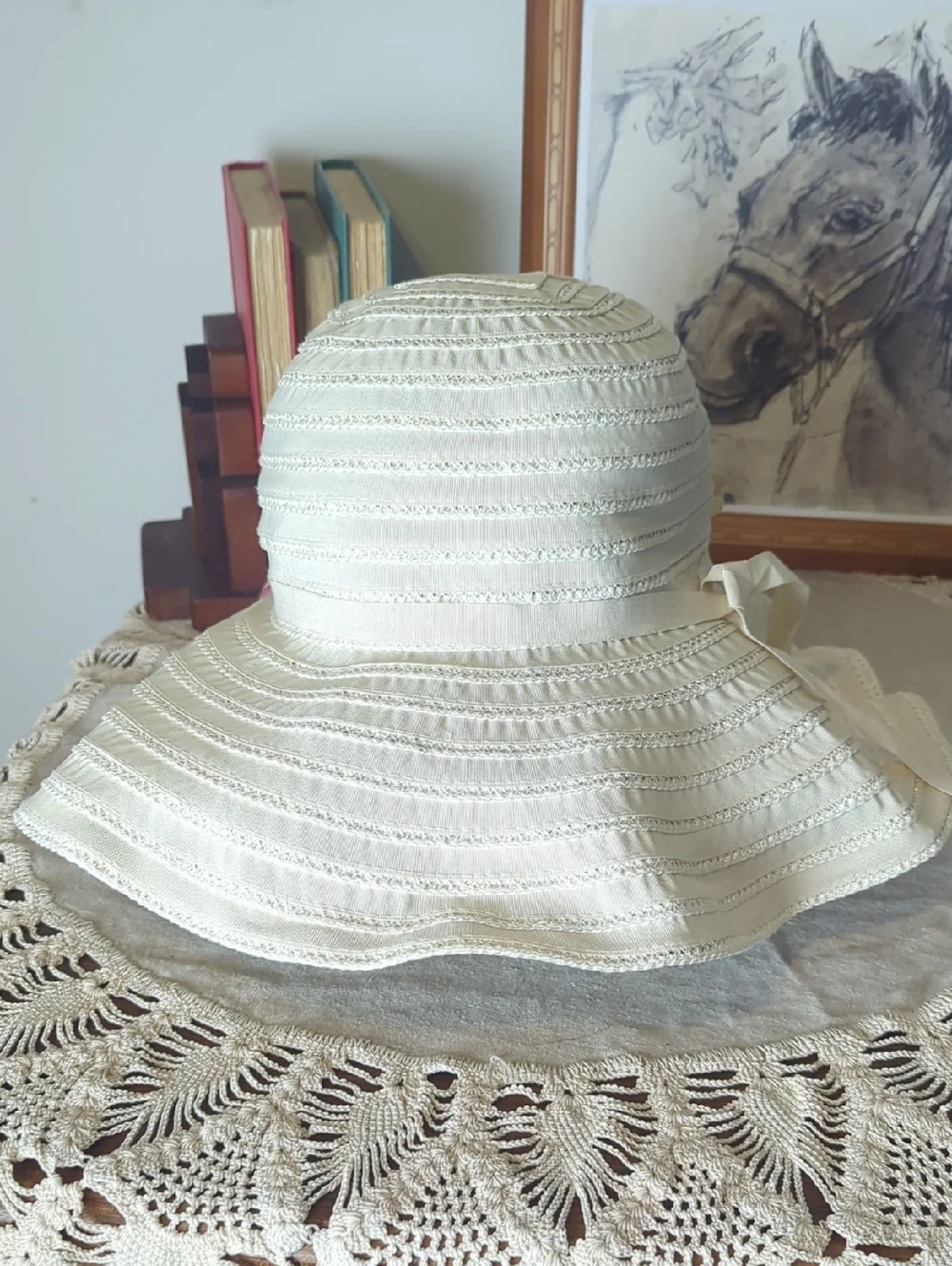 Vintage Y2K Ivory Wide Brim Sun Hat, Wired Adjustable Brim Romantic Garden Party - Picture 4 of 12